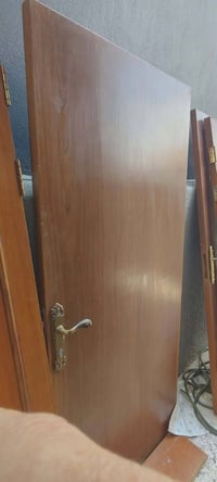 أبواب خشب للبيع بسعر ٣٠٠ الف  07765165561