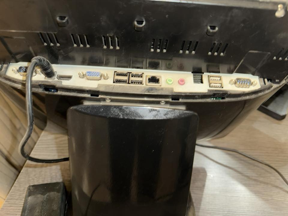 سلام عليكم    البيع  كاشير المخزون
شاشات العدد ٢. 
ستاند يعرض السعر للزبون
كيبورد 
جرار كاش ٢ 
رقم تلفون ***********
مكان ديالي
