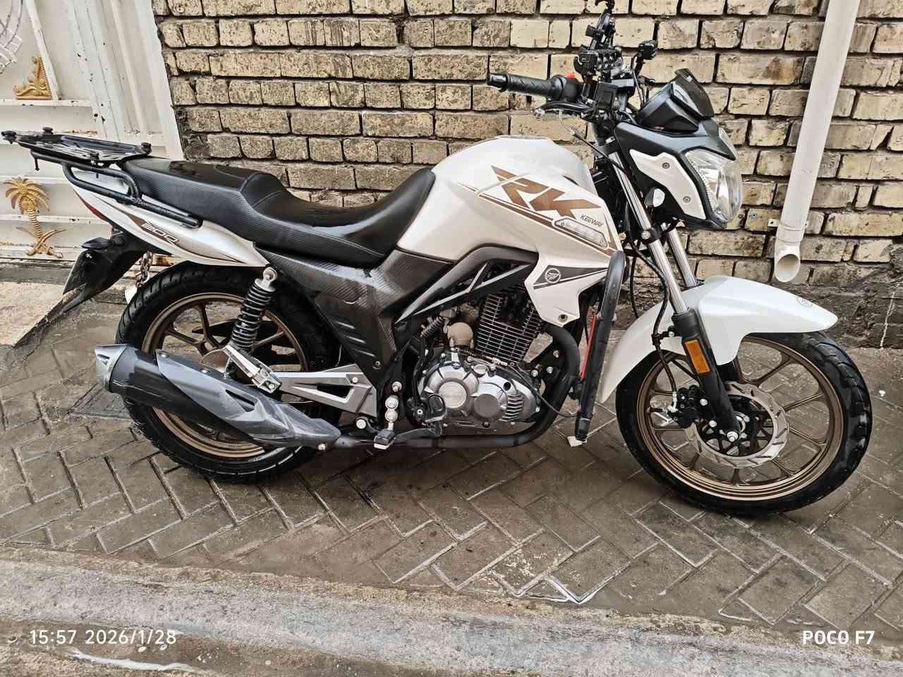 السلام عليكم
دراجة RK200 للبيع 
مكفولة من كلشي بس الكسر الموضح بالصورة ماشية اربعطش الف وخمسمية 
تبديل دهن كل الف وخمسمية دهن امزويل 
مكاني بغداد مدينة الصدر 
عارضهة بمليونين وستمية بيهة مجال 
رقم التليفون ***********
