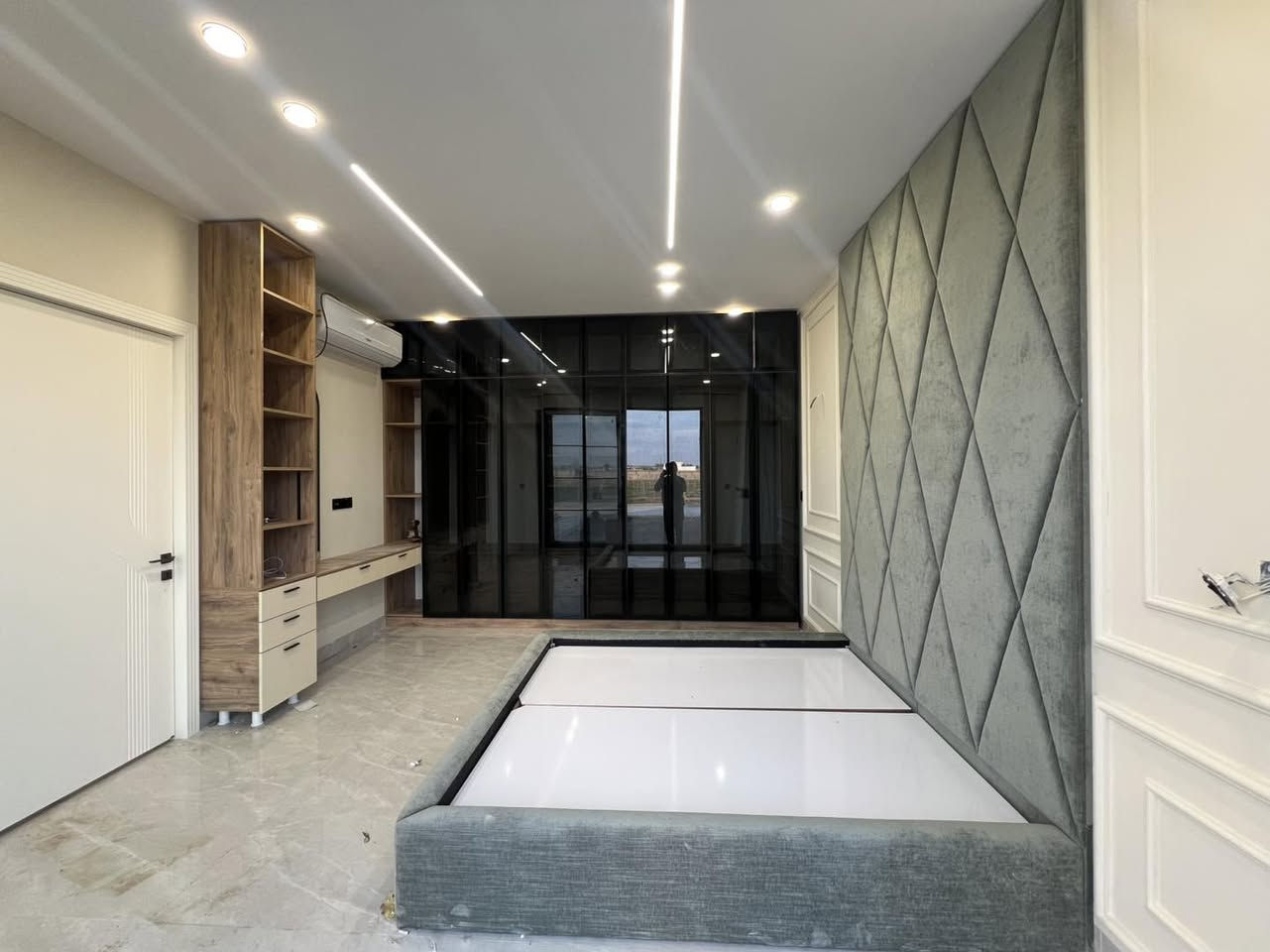 تنفيذ حسب ذوق الزبون 
غرفه نوم مع ميز TV
من تنفيذ شركتنه oblo kitchen


**إذا كنت صاحب هذا الإعلان وتريد حذفه لأي سبب، رجاءا أرسل رسالة إلى الدعم الفني**