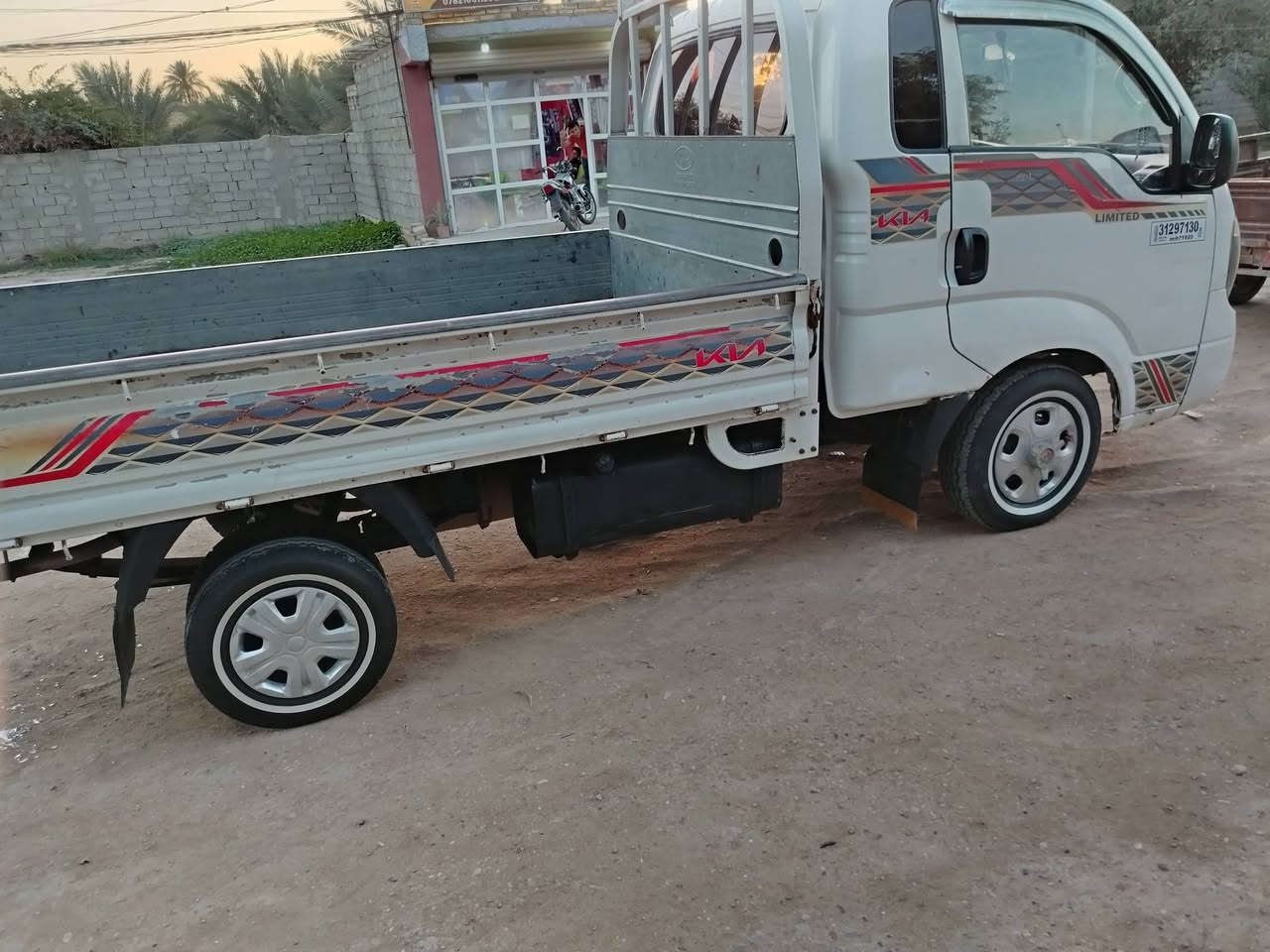 سلام عليكم كيا لبيع موديل 13  رقم واسط بسمي مداور ثاني يوم سياره خير من لله مكينه وكير وشاصي وتخم تاير رقم انكليزي سياره كبل لشارع مكاني طوريج *********** سعر 100$وبيه مجال لطيبين
