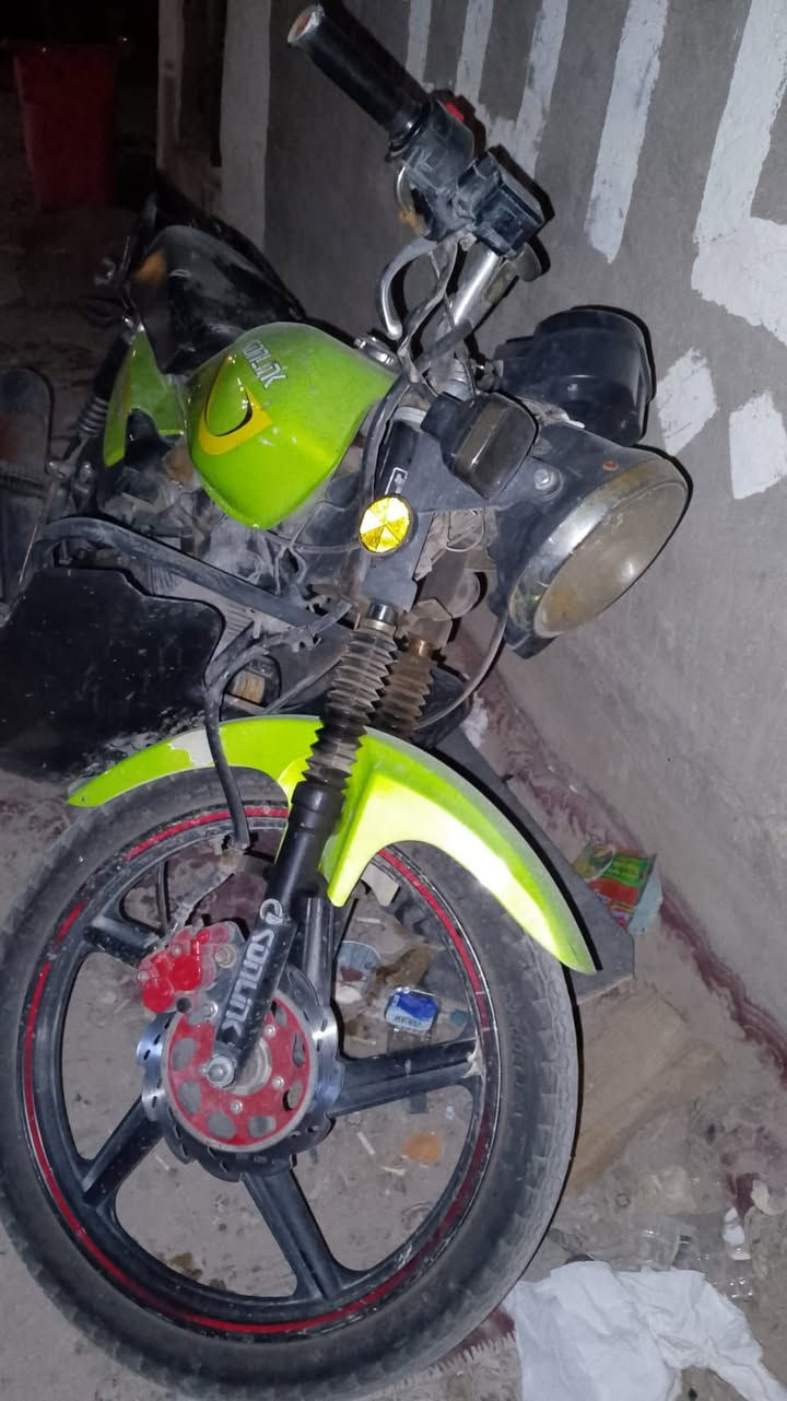 سلام عليكم شاينك شوفت عينك دراجه مجفته خوش دراجه شلعه ومعدل حلوه  يرادلها ترتيب كهربيات وشغلات بسيطه سعر400ييه مجال شي قليل لشراي مكاني حي عدل *********** وتساب موجود.
