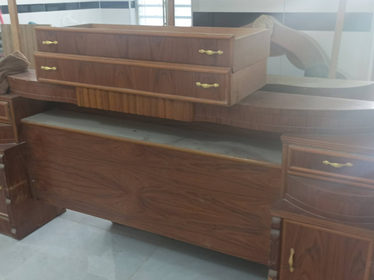 غرفه   تسكام للبيع ما مشدوده طابقين سته بيبان ثكيله السعر 750 وبيها مجال التواصل خاص
‏‪0784 149 2909‬‏
