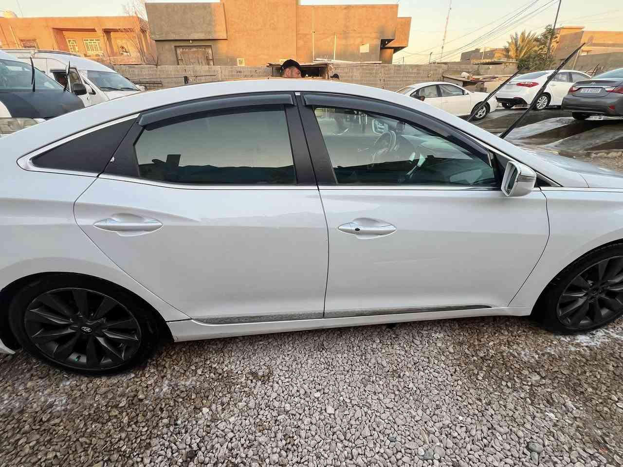 السلام عليكم اخواني
للبيع ازيرا 2012 فول 1/1 شركة الكاصد 
كامره خلفيه وشاشه كبيره مع دمامات انفنتي 

رقم بغداد بأسمي حادث السياره فقط جاملغات خلفيه ضربه خفيفه 
عنوان السياره مركز الحله للاستفسار 
 السياره بيها كتاب تخويل تضليل عام ***********
