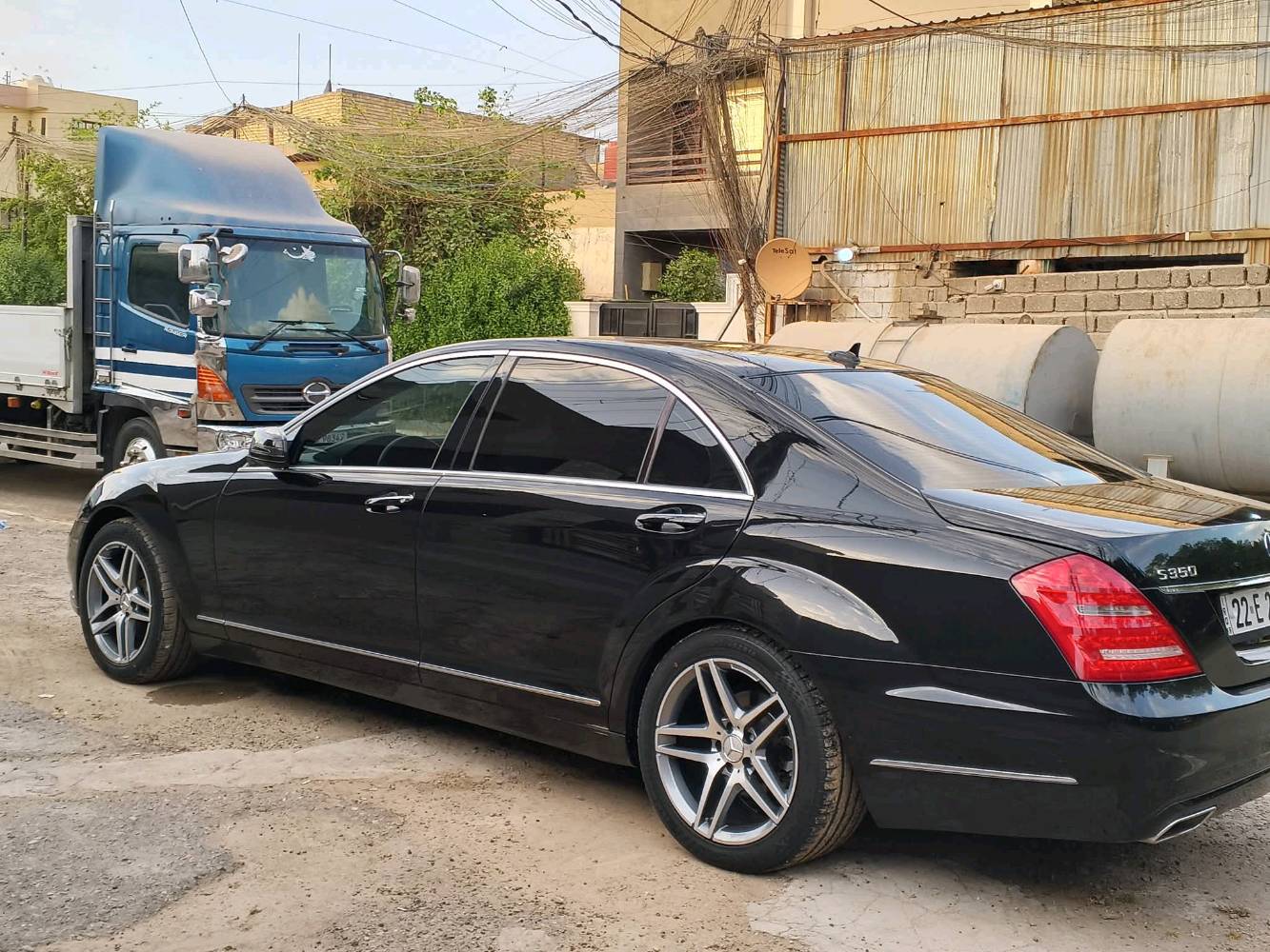 سلام عليكم مرسيدس إس كلاس (s350)  6سلندر موديل 2013 المسافة المقطوعة 115الف كيلومتر حقيقي سيارة جديدة وارد ألماني لارج باب طويل رقم أربيل بأسمي السيارة داخل أسود جديد دعامية أمامية وخلفية مصبوغة
باب خلف السائق مفتوح و مشدود فقط وليس تبديل هلال خلف جاملغ صبغ أثر جوبلس بصمة عدد 2 بانوراما مكان السيارة بغداد الرصافة رقم الهاتف, *********** السعر $27.500 دولار