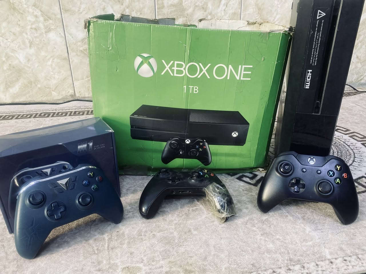 سلام عليكم 
1)اكس بوكس وان فات 
2)ذاكرة 1 تيرة يعني 1000
3)وياه كارتونة 
4)وياه ٣ يدات وحدة اصلية والثانية 5)تجارية والثالثة تعبانة بس تشتغل
6)وياه حساب هدية بيه كيم باس مناه لشهر 9 وبيه
7)كامل ملحقات 
8)السعر 150
9)مكاني بغداد


**إذا كنت صاحب هذا الإعلان وتريد حذفه لأي سبب، رجاءا أرسل رسالة إلى الدعم الفني**