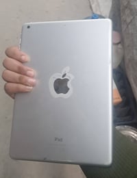 ايباد ١٦ • اسود • شاشة