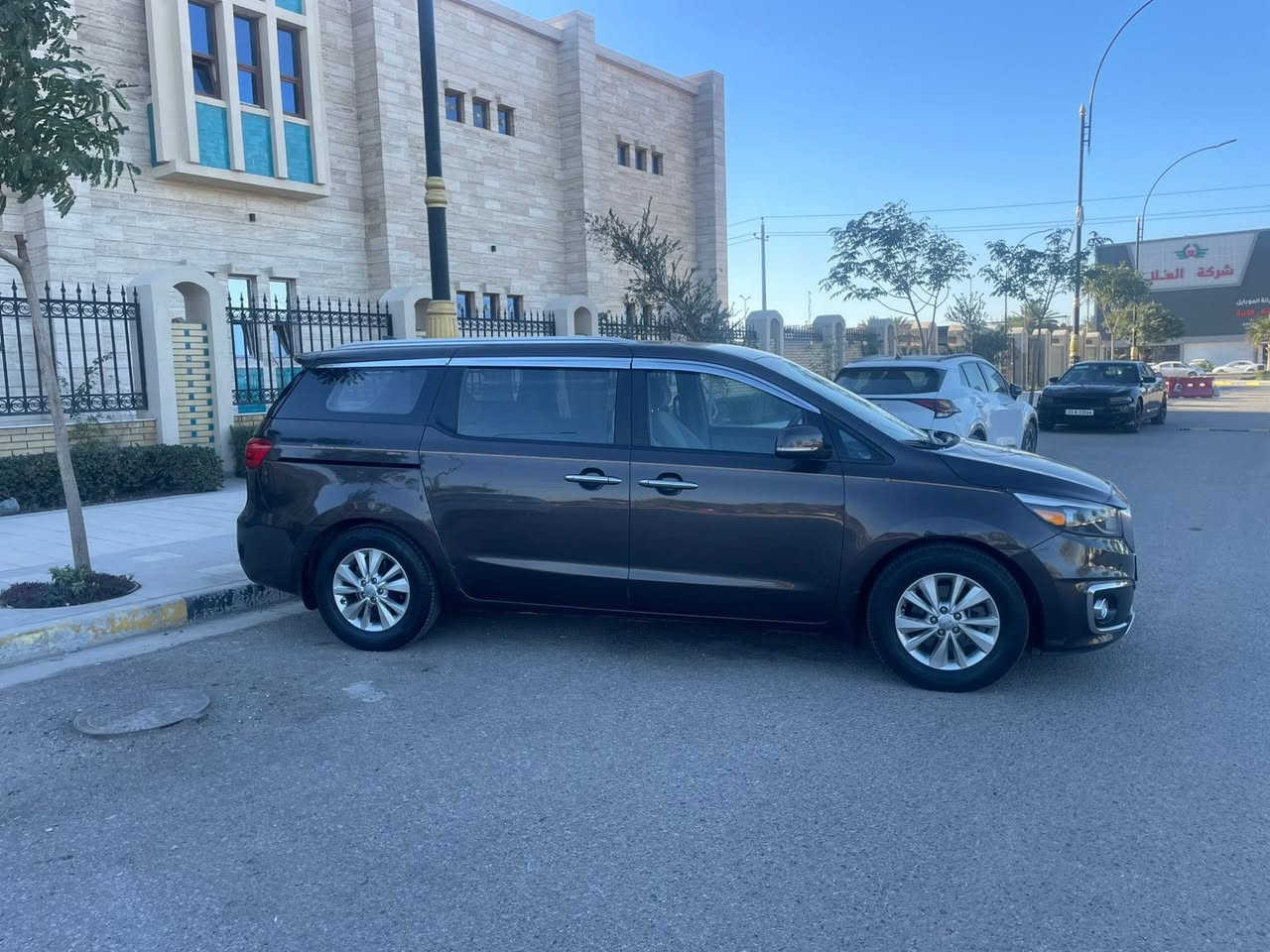 اسلام عليكم للبيع كيا سيدونا 
موديل 2016 وارد أمريكي صور الحادث مرفقه بلمنشور 
السيارة جديدة وجاهزة من كلشي رقم كربلاء انكليزي دولي سنويه 2030 
المواصفات 
LX
6V
7راكب كشنات Vip 
3 قطع تبريد كامره دوارة 
كشنات قلاب +كهربائية  
بيبان كهرباء + جنطه كهرباء 
اشاير مري + شفط 
حساسات امامي خلفي 
كامره اماميه + خلفيه 
شاشه  
بعد بيها اهوي مواصفات 
السيارة جديدة وجاهزة من كير محرك تخم تاير تبريد حداديه كله جديد  
السعر 165 وبيها مجال بسيط 
الاستفسار أكثر اتصل // ***********
عنوان السياره كربلاء المقدسة اخون مكلف بنشر بيع فقط
