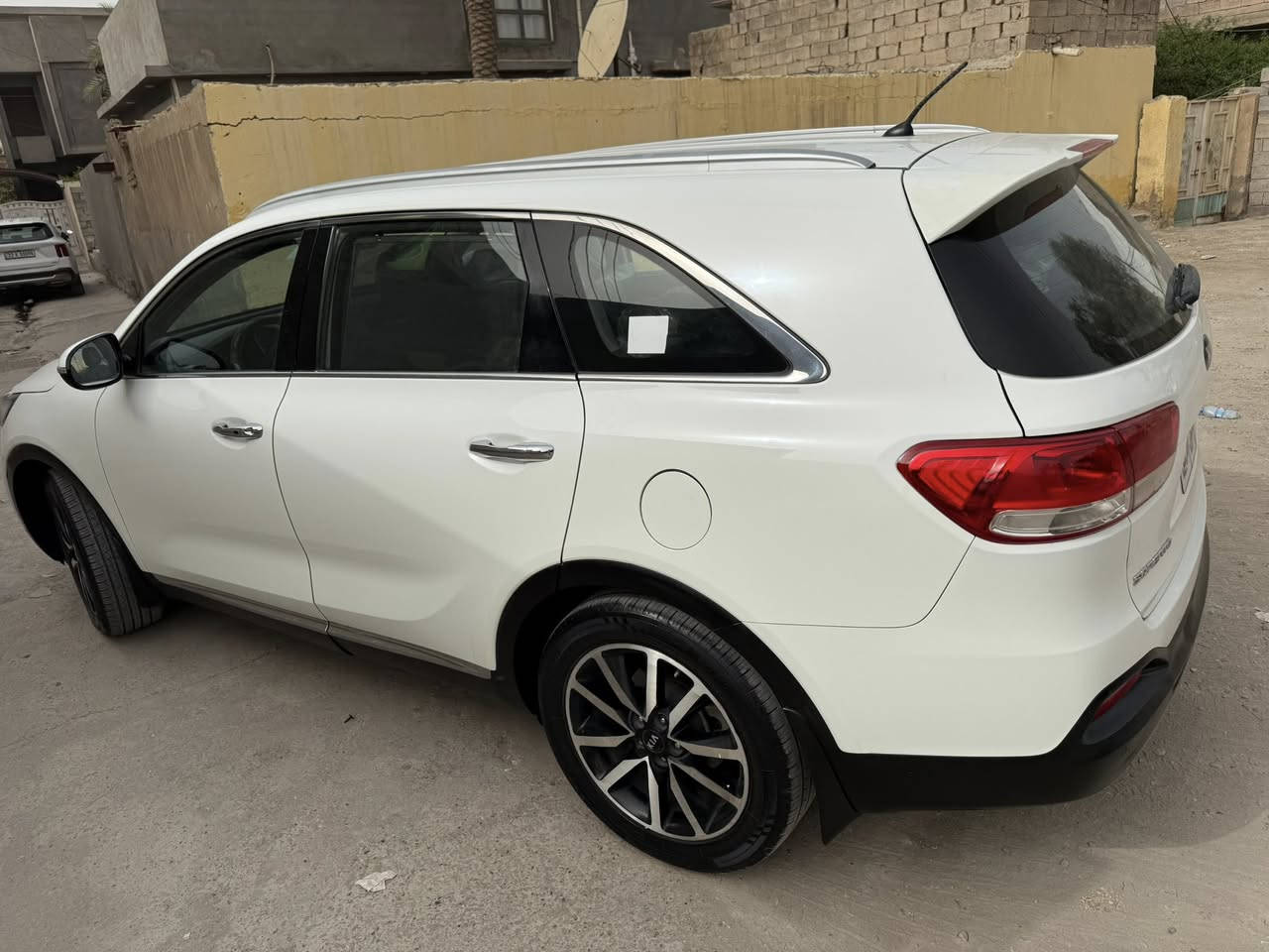 السلام عليكم
سورنتو 2016 خليجي 
محرك 4 سلندر 2500cc
نص مواصفات سياره بدون صبغ بيها شبر خشم جامرلغ يمين 
الاستفسار /***********
