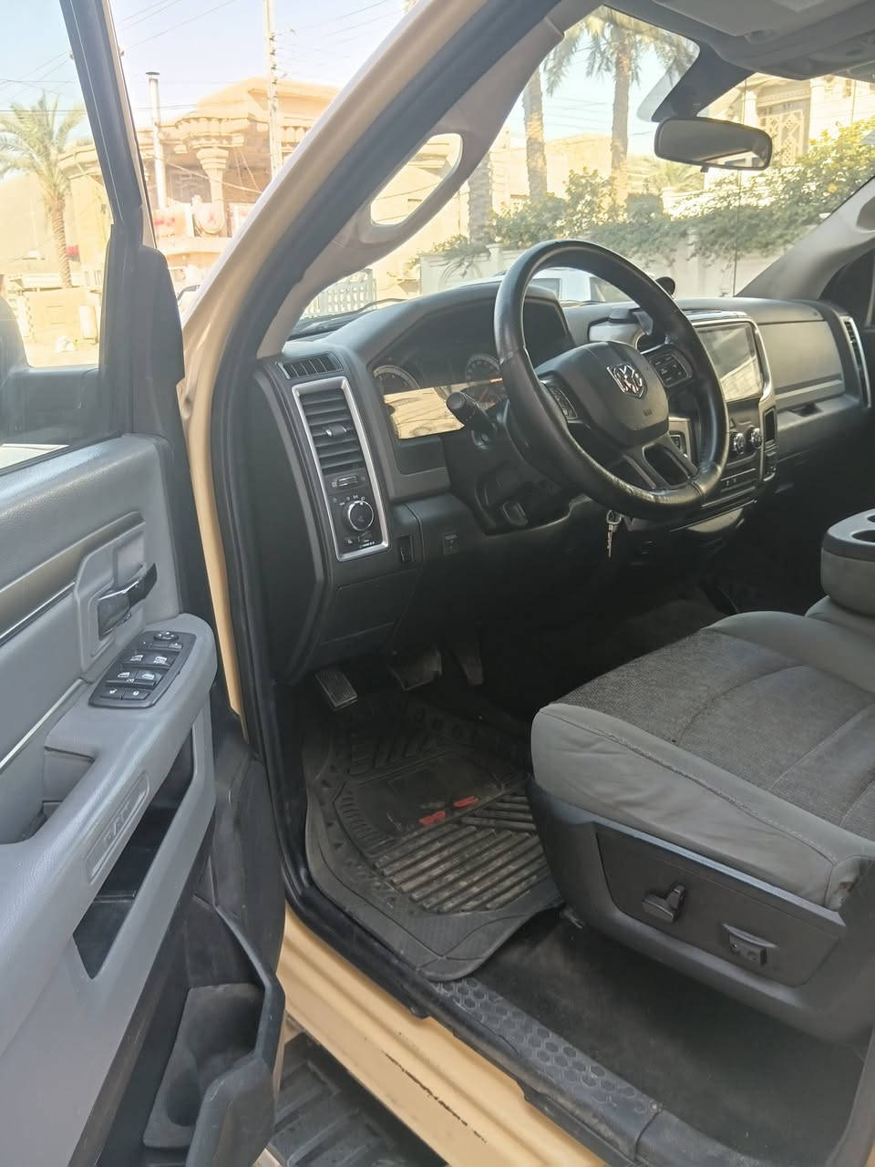 السلام عليكم .للبيع  رام ٢٠١٥ العنوان العماره.التفاصيل ع  الرقم***********
