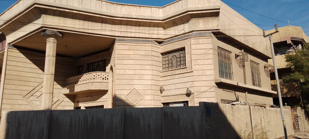 بيت للبيع ركن على شارعين حي الشماسية خلف دور الارامل قرب الشارع العام مقابل مطعم القاهرة 
مساحة 160 م 
طابقين يحتوي الطابق الارضي على صالة 5 *6 وغرفة نوم 4 * 5 ومطبخ حار وبارد  ومناور وحمام + تواليت 
الطابق الثاني ثلاث غرف نوم مع صحيات 
للاستفسار الاتصال 
***********
