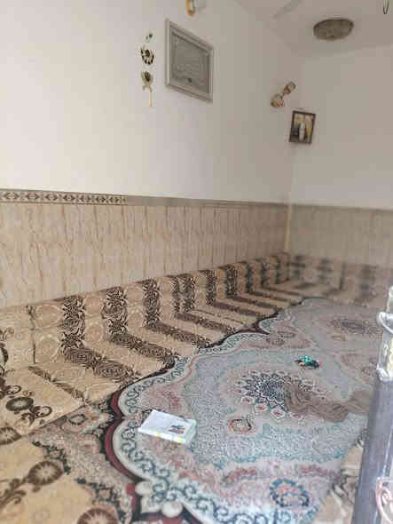 بسم الله الرحمن الرحيم بيت للبيع المساحه 100 متر طابو صرف حي النداء شارع مجمع بيتي عمود 54 خلف ابو شهاب العنزي يبعد عن الشارع العام 100 متر فقط بناء درجه اولى بناء طابوك اساس وسقف صب كونكريت البيت طابق ونص يحتوي على غرفتين + صاله +مطبخ+استقبال+حمامات خارجيه وداخليه السعر 95 مع المجال للاستفسار ***********
