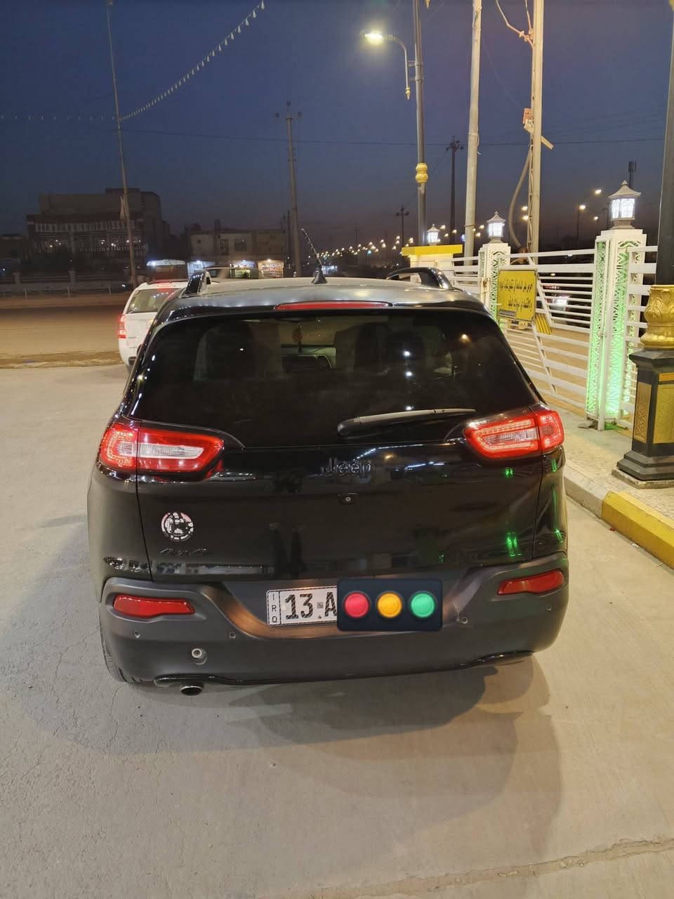 السلام عليكم جيب شيروكي بزون موديل 2018 فقط باب السائق مبدل والجالغ بي شوية صبغ فقط سيارة  جاهزة من كلشي فول مواصفات رادار إشارة ترحيب انظمة قيادة قيادة ذاتية شاشة ديجيتال كامرة صندوق كهربائي محرك 4 سلندر مكفول كير مكفول تخم تاير جديد حدادية جديدة رقم ميسان انكليزي سنوية جديدة راعيها في ميسان مكانها في ميسان نهاوند السعر 130 وبيها مجال ***********
