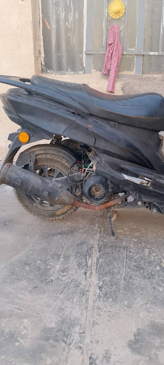 سكنس صيني موديل 24 ما بها نقص محرك ما مفتوح باقي التفاصيل خاص سعر 300 بها مجال حي العسكري رقمي ***********
