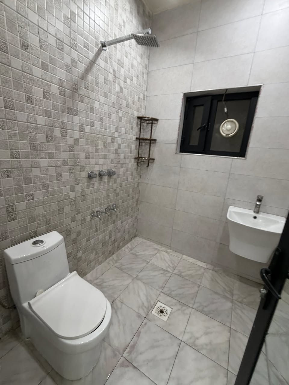 للإيجار في السيدية
دار سكن درجة أولى واجهة مرمر وأرضية مرمر وديكورات 
المساحة 80م واجهة 6م مدخلين 

يحتوي علا الطابق الأول مدخلين صالة ومطبخ وغرفة نوم وخدمات الرئيسية 
الطابق الثاني غرفتين نوم وخدمات الرئيسية 
طابق ثالث بيتونه كبيره وسطح 

ملاحضه. الكاونتر كامل مع البيت

الموقع السيدية خلف شارع النخيل 

للاستفسار ***********
