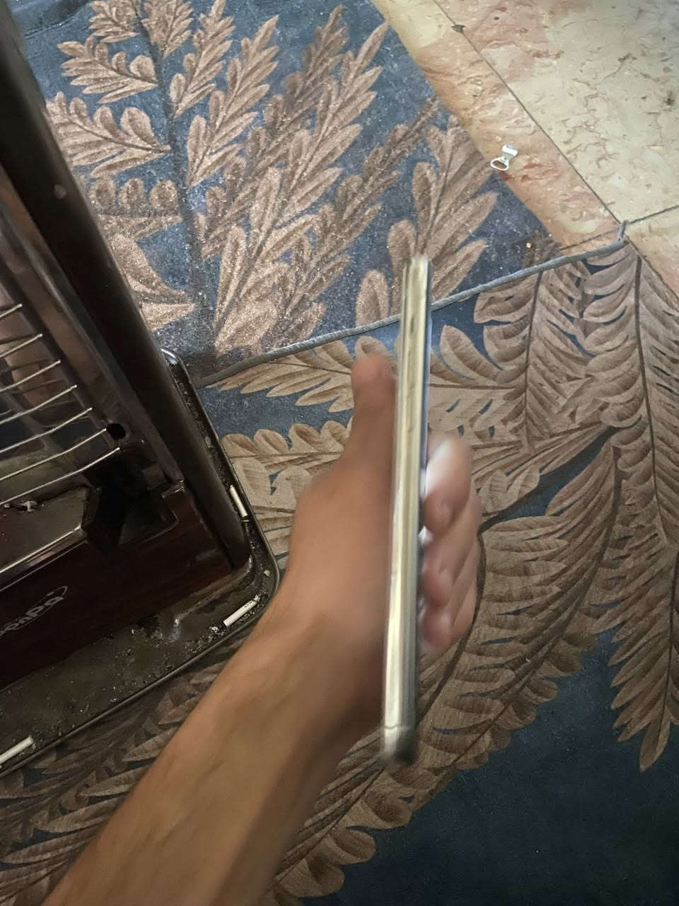 سلام عليكم ايفون ١١برو ماكس ذاكره ٦٤ طاريه مبدل وشاشه مبدل وشوي كسر بيها وضهرر مكسور سعر خاص اوًوتساب  مكاني بغداد هـ***********
