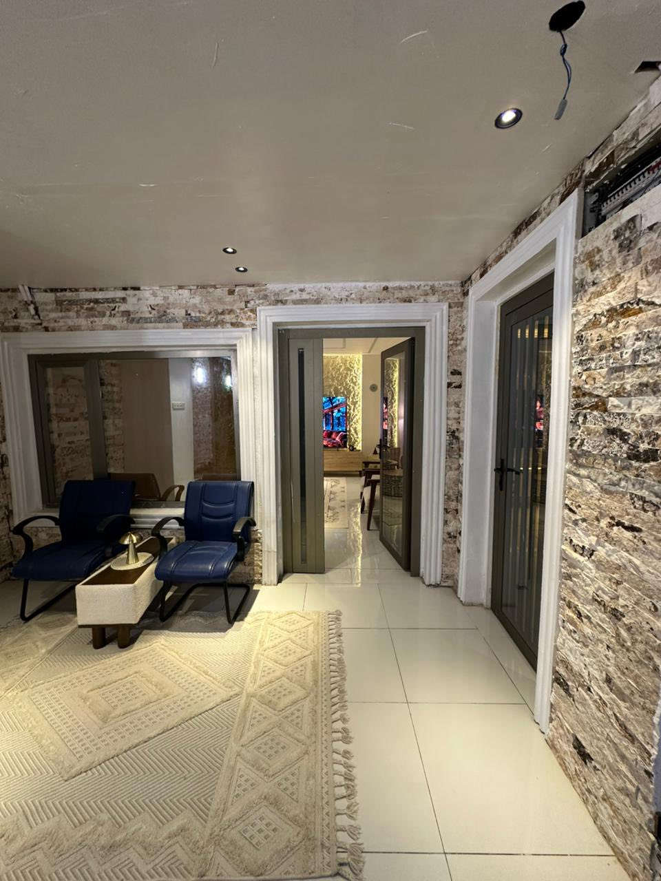 🏠 دار سكنية فاخرة للبيع (مرممة درجة أولى) 🏠
يعلن مكتب عقارات رافد عن توفر دار سكنية مميزة في(منطقة نواب ضباط)، .
📍 الموقع:
• المنطقة: نواب ضباط.
📐 مواصفات العقار:
• المساحة: 200 متر مربع.
• حالة الدار: مرمم بالكامل (ترميم درجة أولى).
🌳 التفاصيل الخارجية:
• كراج واسع للسيارة.
• حديقة كبيرة بتصميم جميل.
• شلال مائي.
• ركن خاص للمشاوي (باربكيو).
🏠 التقسيم الداخلي:
• الطابق الأول: غرفه نوم + ديوانية + صالة استقبال + مطبخ بنظامين (حار وبارد) + مجموعات صحية (نظام غربي كامل).
• الطابق الثاني: 3 غرف نوم واسعة + صالة + لوندري (غسيل) خاصة.
📞 للاستفسار والتواصل:
يرجى الاتصال على الرقم التالي:
📱 ***********
موقع المكتب: نواب ضباط - مقابل المستشفى العسكري.
(مكتب عقارات رافد)
وحياكم الله وكل الهلا بيكم.. نتشرف بزيارتكم! 😍🤍
