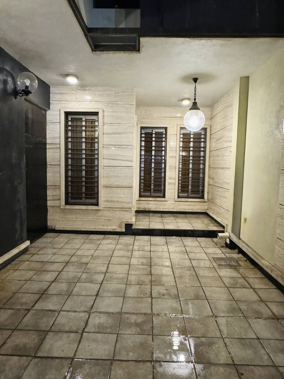 السلام عليكم
منزل للايجار في شارع فلسطين حي المهندسين الطابق الارضي
مساحة ١٨٠م 
غرفتين نوم مع مطبخ وصالة وحمامين
مخزن خارجي مع كراج
المنزل مزود باجهزه تبريد حديثة سامسونك انفرتر
البيت جاهز للسكن مباشرة
مصبوغ حديثا
للاستفسار الاتصال
***********
