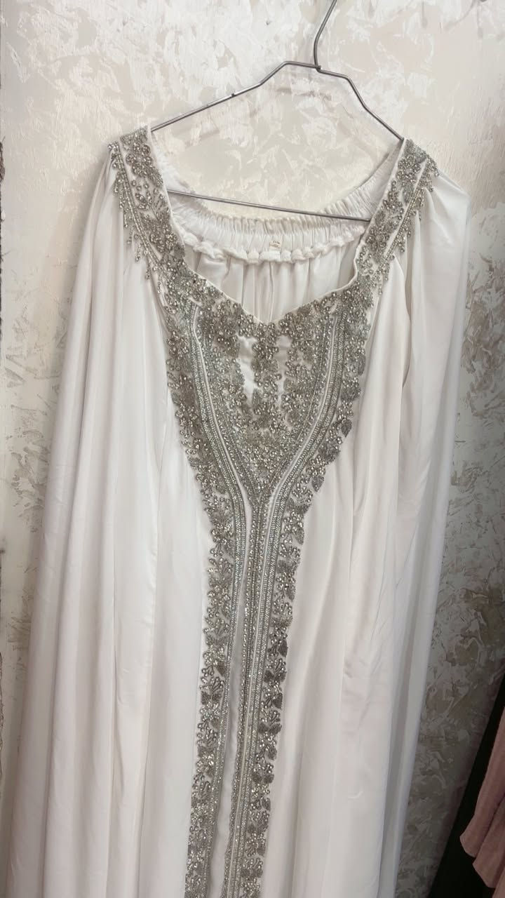 السلام عليكم بنات عندي هذا القفطان لابسته مره وحده بخطوبتي  لابسته ع كد ساعتين  اشتريته من ألمنصور اخذته ب٢٠٠ واريد أبيعه ب١٥٠ وبي مجال بنات امانه جديد وما بي اي عيب  وكله شغل هاند ميد وثكيل وبالحقيقه بعد احلى من الصور واكو فديو المودل لابستهه يجنن بالحقيقه قياس xl


**إذا كنت صاحب هذا الإعلان وتريد حذفه لأي سبب، رجاءا أرسل رسالة إلى الدعم الفني**