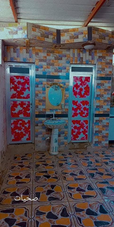 سلام عليكم بيت مساحه ١٤٠ مكانه حي الرحمه خلف ملعب لاتحاد يتكون من صاله ديوانيه مطبخ وغرفه  لاستفسار علا الرقم ***********
