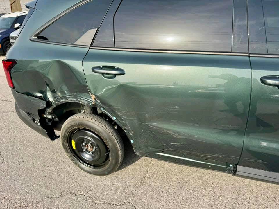 2023 KIA SORENTO
سعة المحرك:- 2.5
اللون:- زيتوني  
المسافة المقطوعة :-000 26 mi 
عدد المقاعد :- 7 مقاعد 
مواصفات السيارة :- X Line 
* شاشه كبيره 
*كراسي كهرباء   
*وَيْل 20
*فرش جلد اسود 
*كامره 
*حساس تجاوز 
*بصمه
*حساس خلفي  
*تشغيل عن بعد 
*لايت زينون 
*اشاره بالمرايا
بدون رقم دخول جديد 
السيارة جديد 
وحادثه حلوو جاملغ الغلفي بدون ايرباك 
العنوان بغداد الغزاليه 
***********
