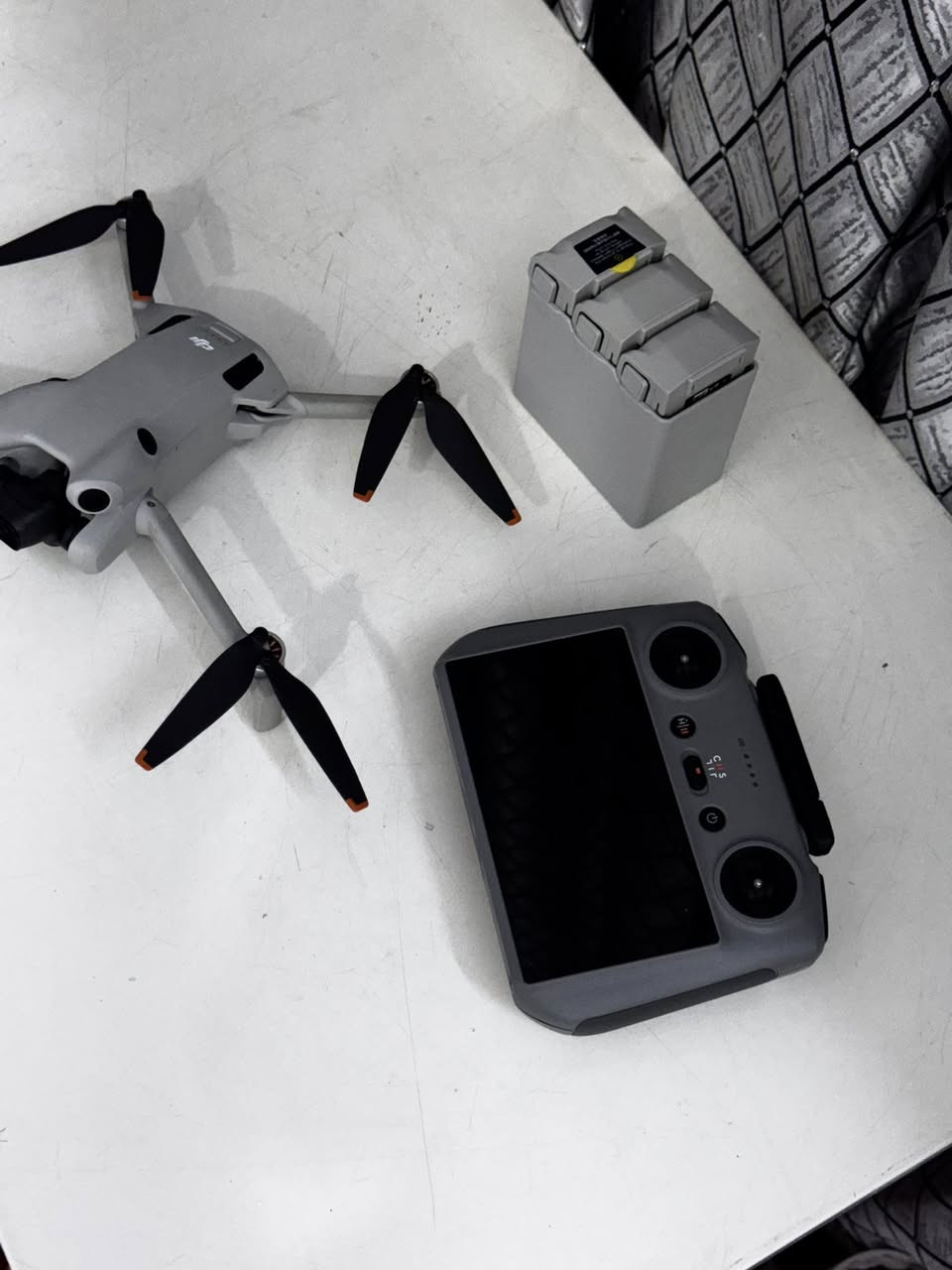 طائرة درون Dji mini 4 pro
الدرون نظيفة جدا عد الطيران بيها ٦ ساعات بس 
الدرون ما بيها اي شيء غير الضربه الي موضحه أمامكم فقط وما مأثرة ع حالة الدرون نهائيا 
***********
