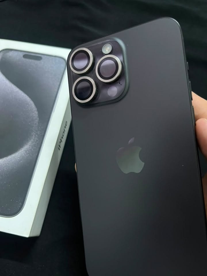 السلام عليكم
iPhone 15 pro max
تيتانيوم اسود كفالة
التخزين 265GB
دبل سيمكارت
بطارية 93% 
اول استخدام 2025/4
مكاني بغداد الشعب
السعر مليون و 75 وبي مجال " بسيط "
*********** للتواصل واتساب فقط
