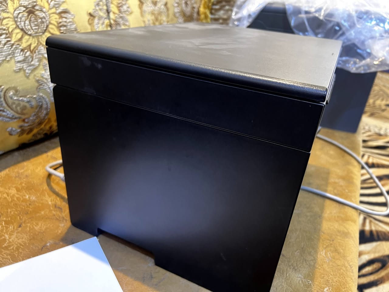 السلام عليكم 
طابعه كانون 3010
نظافة 90%
3 وظائف: طباعة + استنساخ + سكانر.
سرعة الطباعة: 18 ورقة بالدقيقة (A4).
دقة الطباعة: 600×600 dpi (توصل إلى 1200×600 محسّنة).
سعة درج الورق: 150 ورقة.
يدعم نسخ الهوية (ID Card Copy).
تكبير وتصغير: 50% إلى 200%.
سكانر ملون بدقة 600×600 dpi (حتى 9600 محسنة).
منفذ USB 2.0 للكمبيوتر.
أقصى استخدام شهري: 8000 ورقة.
يستخدم كارتردج Canon 725 يطبع تقريباً 1600 ورقة.
 علما ان قبغ باب الورق مكسور وباب الاستنساخ وميأثر بالاستنساخ 
السعر 160 وبي مجال
مكاني الانبار-الخالديه
 *********** واتساب+ مسنجر
 �
