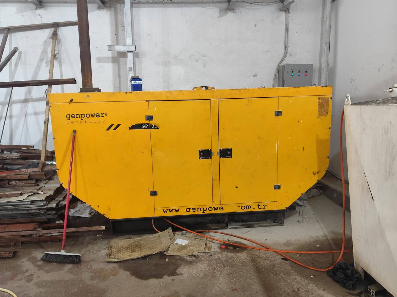 السلام عليكم مولدكاتم للبيع مواد غسل مال السياره الجاكيات عدد اثنين للبيع العنوان حله باب الحسين رقم الهاتف***********
