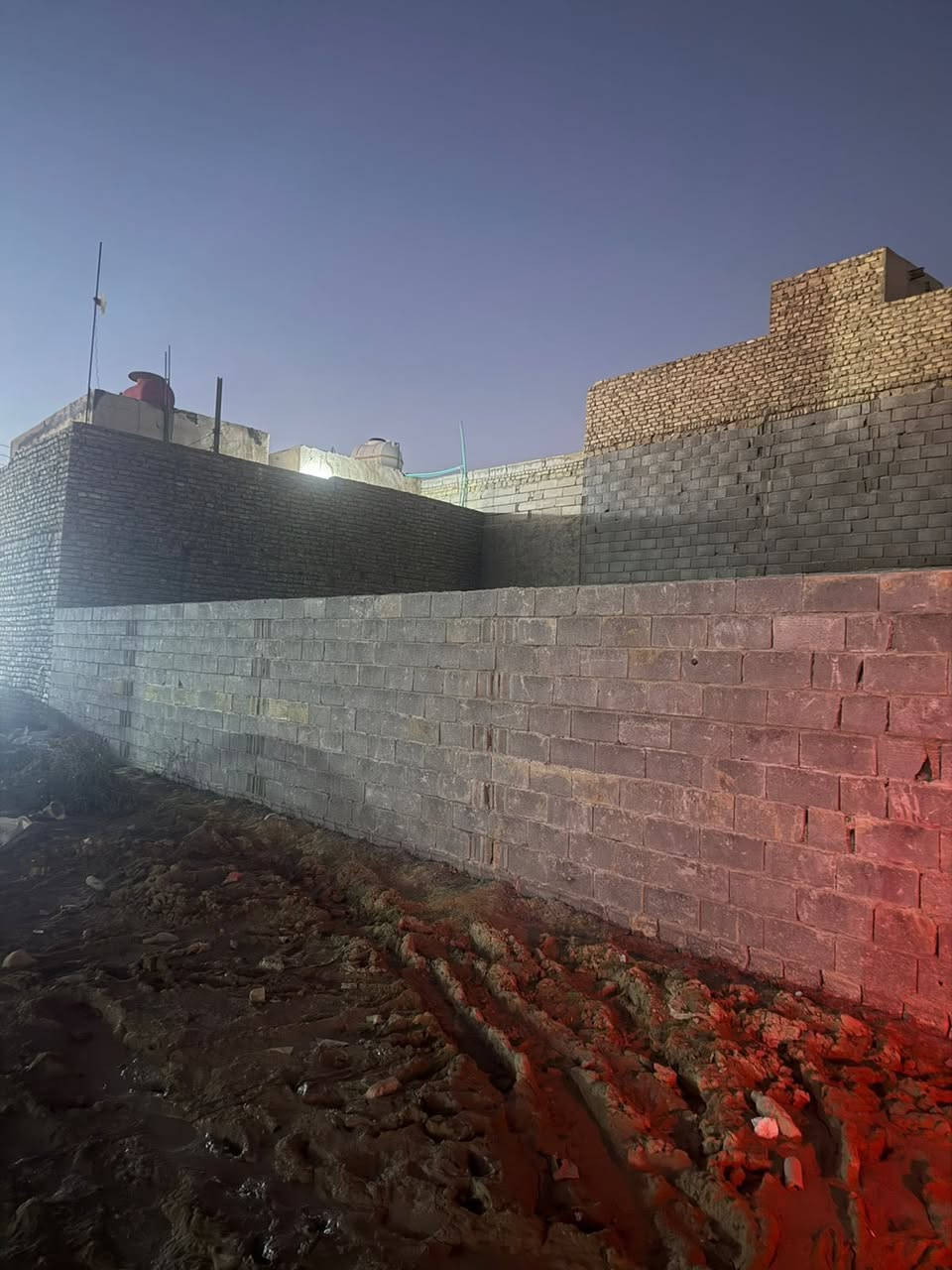 السلام عليكم قطع البيع مساحه ١٥٠ متر مسيج كامله خلف مرقد الإمام الحر السعر ٥٥ وبي مجال الشراي الاستفسار اتصل ع الرقم ***********
