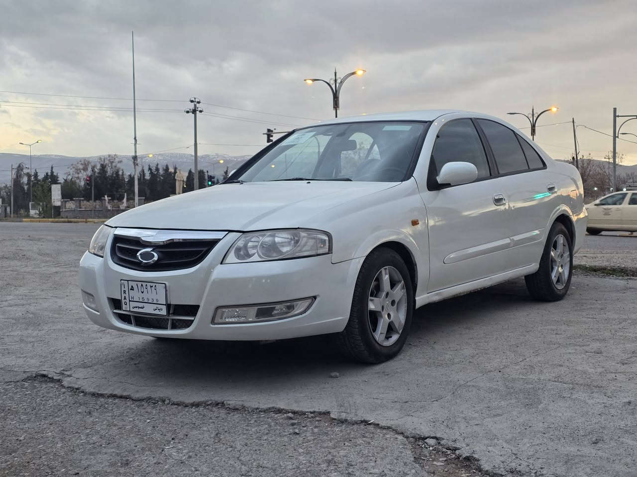 سەنی سامسۆنگ 2009
لێزەری دوبەی
بێ دەعم بێ لێدراو
فوولی بێ سلایت
کوشن جڵدو هیتەر
هەموو گیانی ئیش ئەکات
بەردی سالۆنسای تیایە
سەقفی بەشەرت
تەقەو ڕەقەی نیە

سیعر// 48 گەڵا کۆتای

شوێن //هەڵەبجەی شەهید

***********
