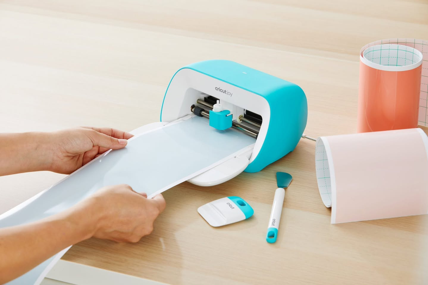 سلاوتان لی بیت ئەم جیهازی ( cricut joy ) بۆ برینی هەموو جۆرە نوسینێک و وێنەیەک دەبیت بۆسەر کوپ بیت یان جلو بەرگ یان هەر شتێ کە بتانەوی رەسم یان نوسینی لەسەر دانین  هەموو ڕەنگی کاغەزەکانیشی لەگەڵدایە بۆ زانینی نرخ نامە بنیرن بە سعرێکی زۆر هەرزان لە سعری خۆی دەیفرۆشین 🤎 سعری ١٨٠ هەزار


**إذا كنت صاحب هذا الإعلان وتريد حذفه لأي سبب، رجاءا أرسل رسالة إلى الدعم الفني**