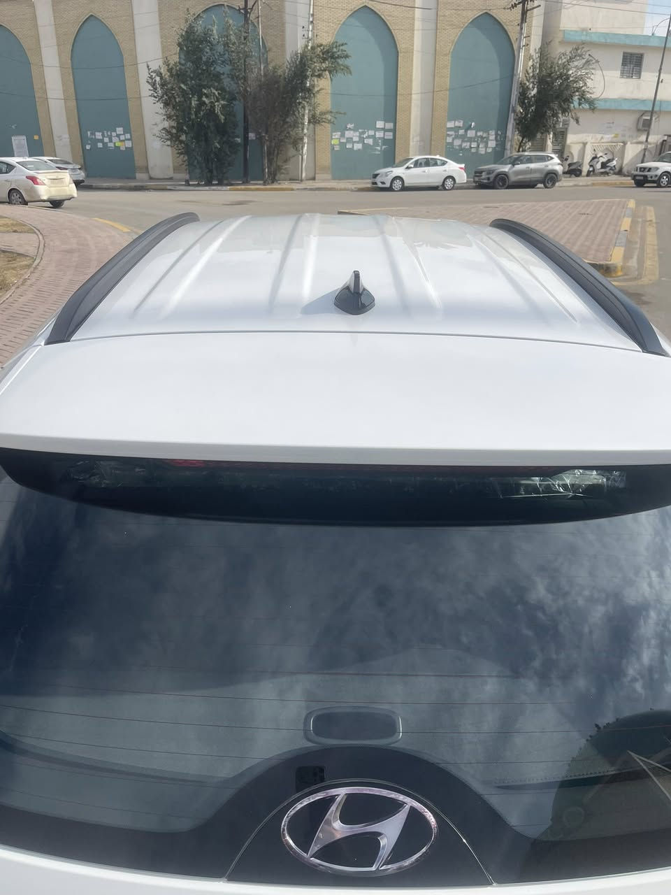 السلام عليكم
توسان موديل 23
مكفوله من الصبغ سياره جديده سبير منازل بعدها بوضع الشركه حتى زيت المحرك بوضع الشركه
السياره فول  من عدا البانوراما 
كوشونات 2 كهربا مري كهرباء 
ابواب بصمه مكينه 2000 دوش
هندبريك بصمه 
للتواص ***********
