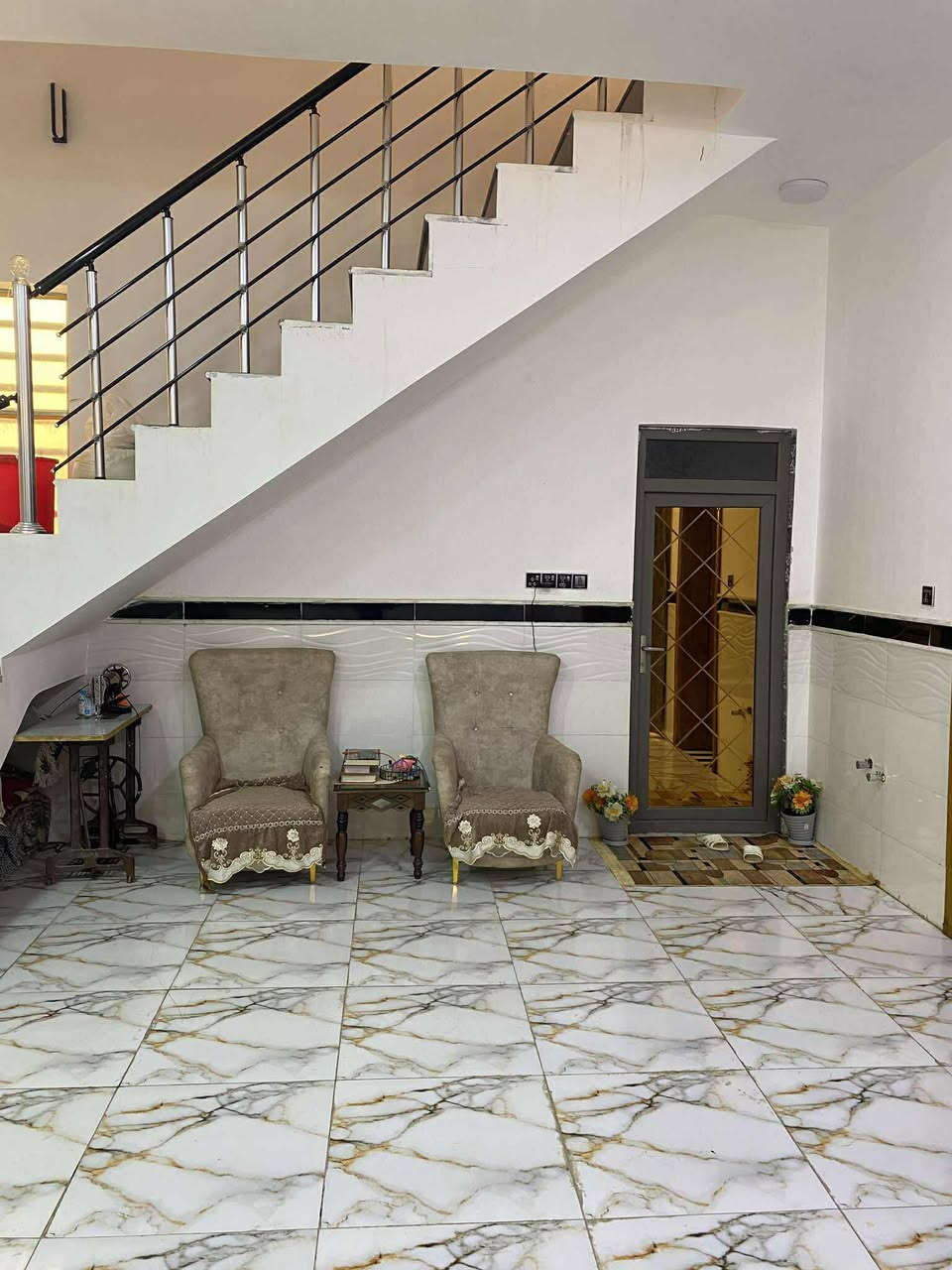 بيت للبيع طابو صرف مساحه 200م
مجمع بيتي ثاني قريب عالشارع
غرفتين وصاله وستقبال ومطبخ 
وحمامات عدد 2مكشوفات عدد 2
وكراج وحمام خارجي وينبي بي غرفتين بعد 
بيت مرتب بناء جديد 
سعر 145 وبي مجال
ستفسار ***********
