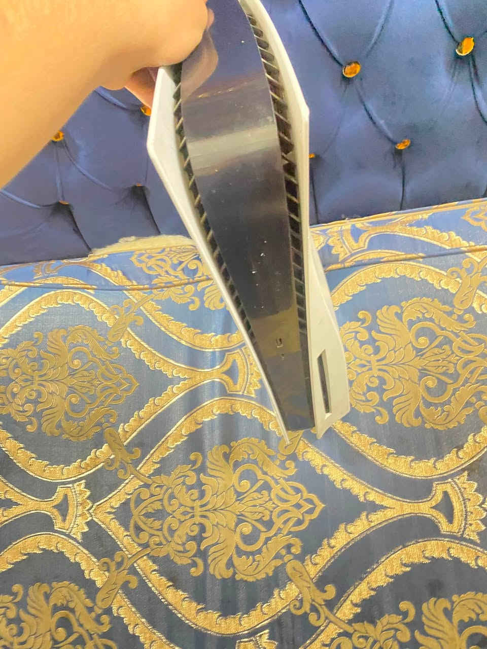 بلي فايف فات للبيع نسخته أمريكي وياه يده مصلح بي بي ال HD كارتونته تجي وياه و نظيفففف 
مكاني بغداد ***********
