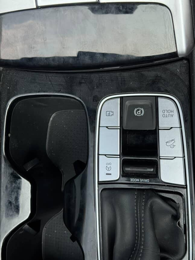 فول مواصفات
فتحة سقف 
بصمة وتشغيل عن بعد 
عداد المسافة 2400 
تدفئة وتبريد بالمقاعد 
تدفئة ستيرن 
كشن السائق كهرباء 
كشنات جلد 
خمس وضعيات قيادة 
جنطة شفط كهرباء 
تبريد قطعتين 
شاشة حجم الكبير مع كامرات 360 درجة 
رادارات ونقاط عمياء 
الحادث طخة بالبنيد ومصلح نفسة 
مكان السيارة النجف للاستفسار الاتصال
٢١٧ بيه مجال 
***********
