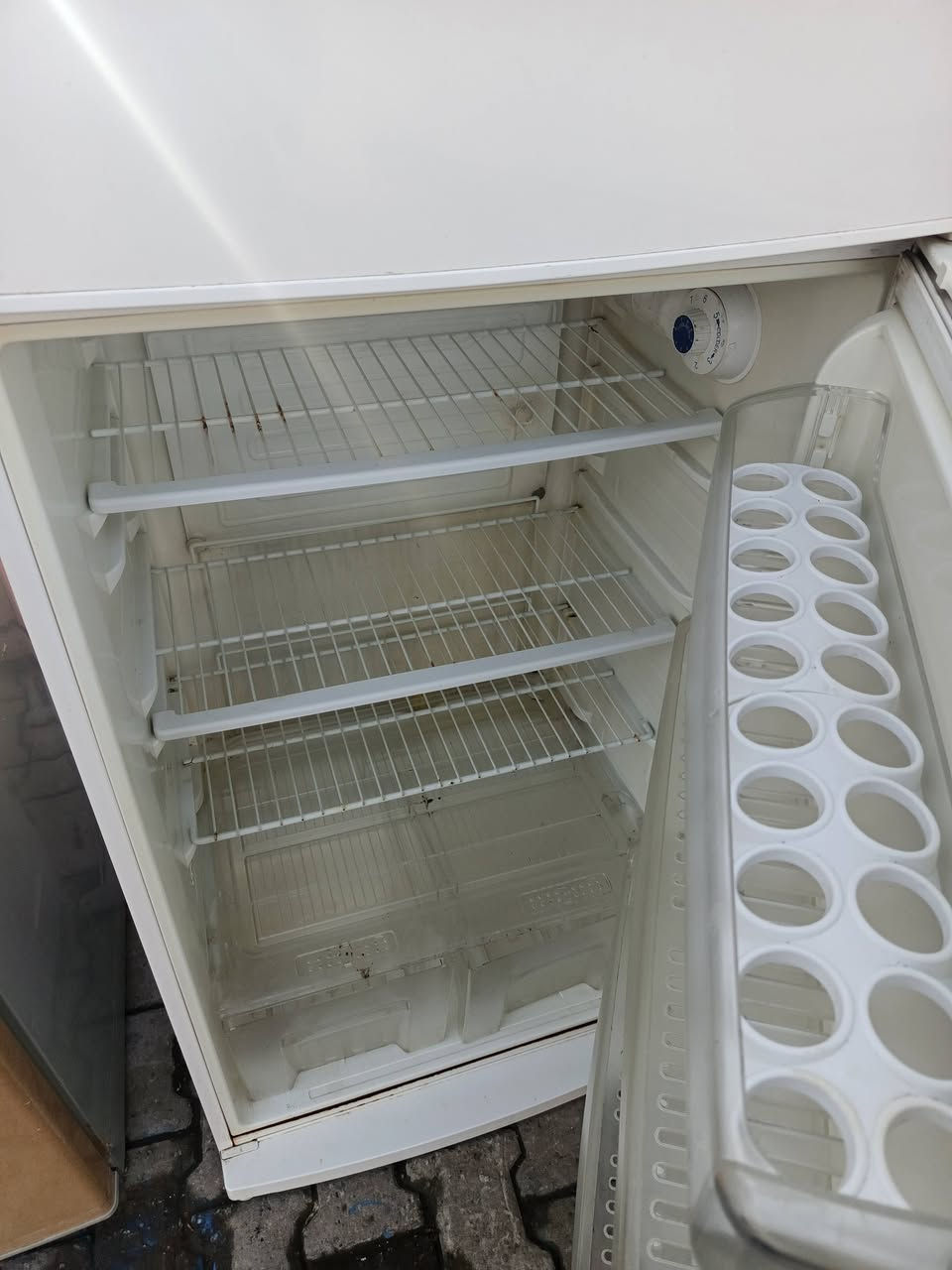 ثلاجه للبيع شرط الشغل ١٥٠الف ***********
