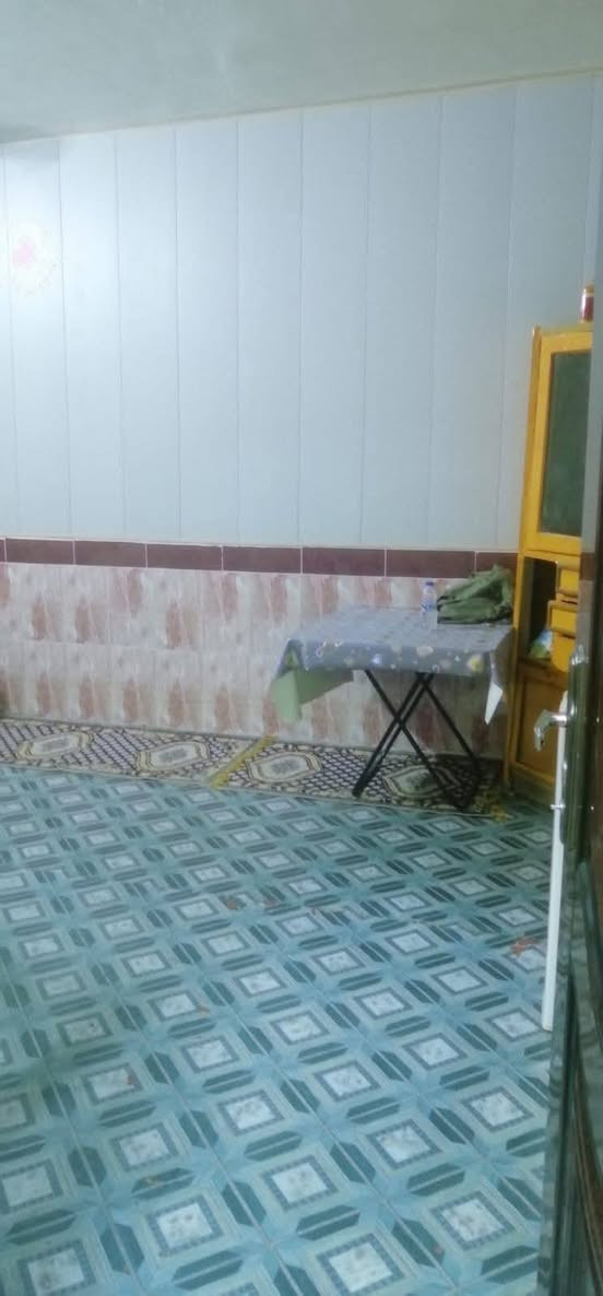 بيت للبيع مساحه ٢٠٠ متر طابقين اعكاده نضيف الطابق الاول  ثلاث غرف وصاله واستقبال ومطبخ الطابق الثاني ثلاث غرف وصاله مطبخ صحيات العنوان سومر قريب على حي المعلمين  السعر ١٩٥ لتواصل ***********
