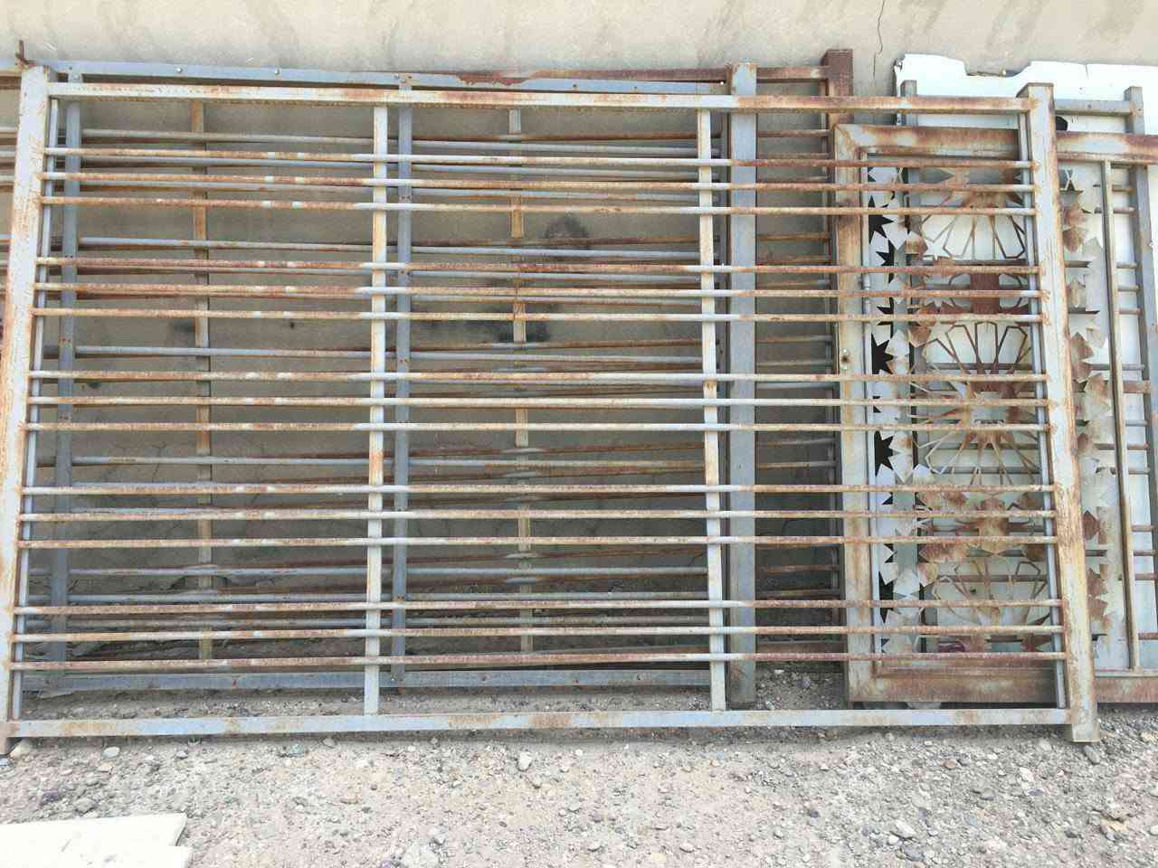 سياج حديدي للبيع ٤ قطع ارتفاعهم ١٩٠
قطعتين ٣,١٥ x ١,٩٠
وقطعة   ٣ x ١,٩٠
وقطعة ٨٠ x ١,٩٠
وباب ١,٥ x  ١,٩٠
السعر ٥٠٠ الف للتواصل الاتصال بالرقم *********** بغداد -كفاءات السيدية

