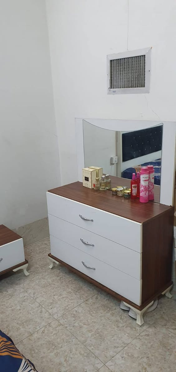غرفه نوم تركية 5قطع نضيفه كلش اول فتحه الهه مابيه اضرار 350وبيهه مجال لشراي ***********

