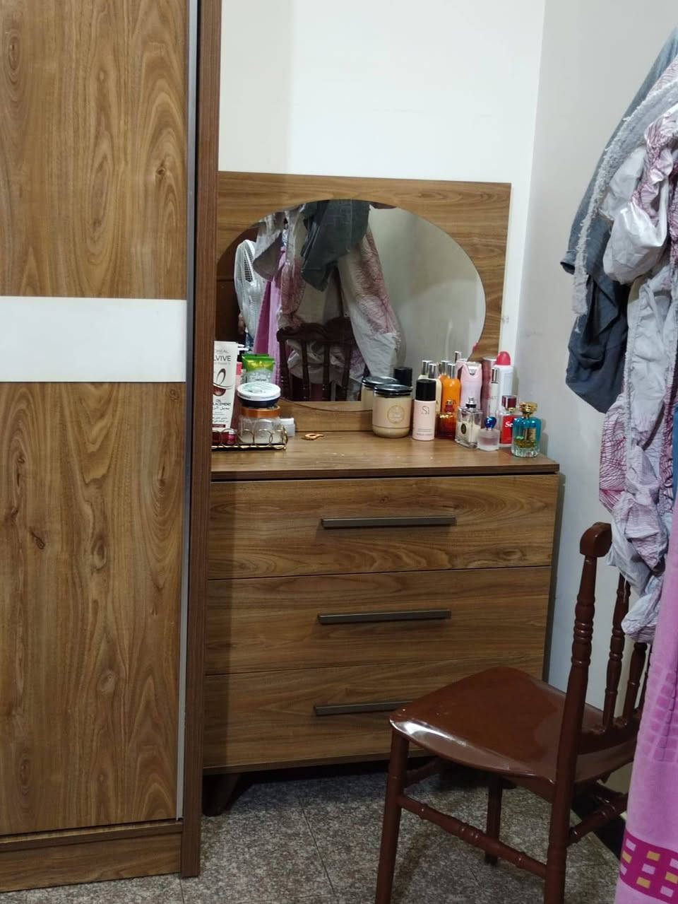 غرف نوم ثنين ومطبخ وميز طعام صغير للبيع شراي هذا رقمي ***********
