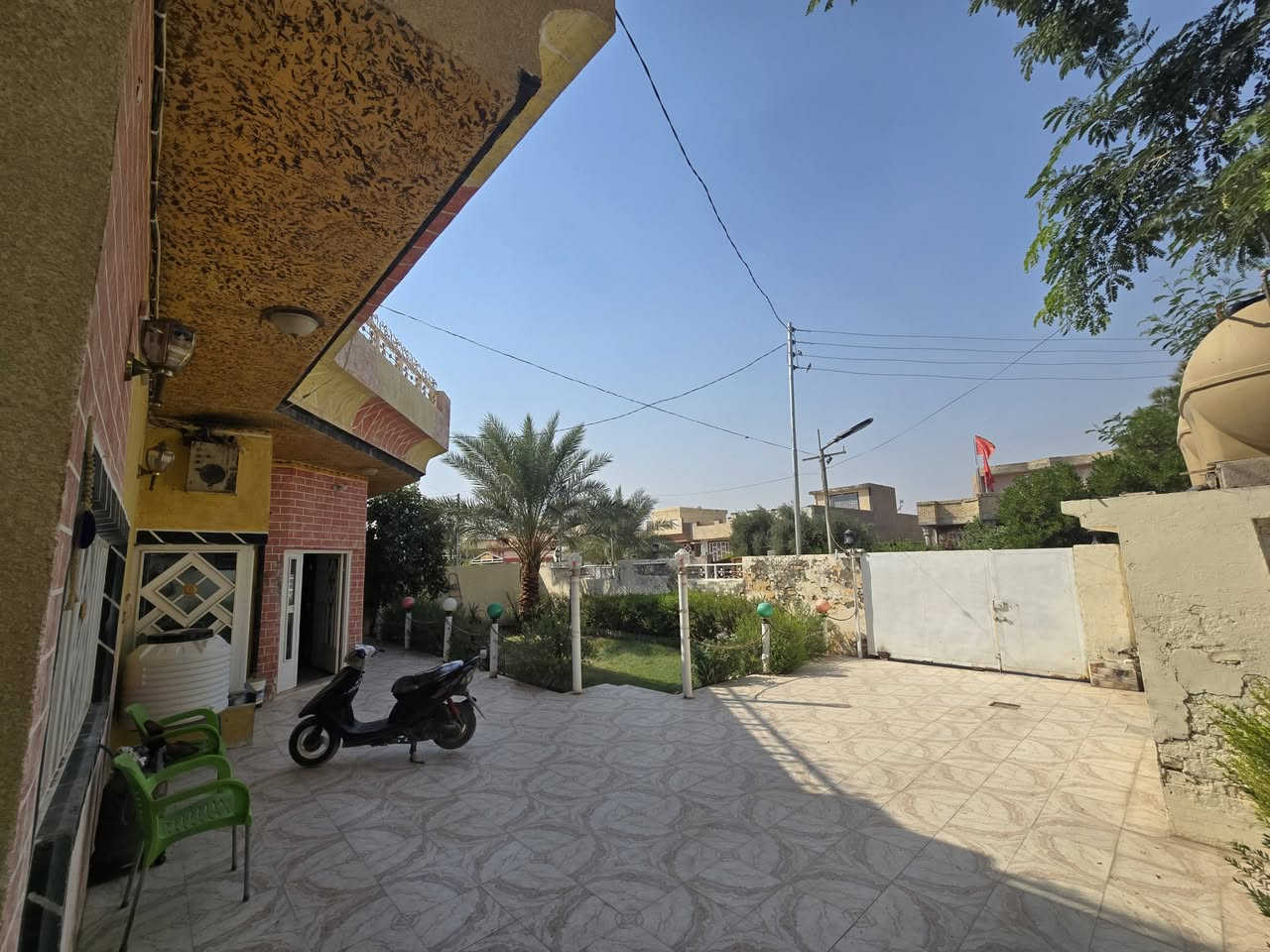 دار زراعي مقابل البوابة قرب الشارع العام مساحة الكلي697 متر 17×41 
مساحة البناء 230
 بناء طابوك
 غرفه الكبيرة 6×4  
غرفة, ثانيه 5×4 
صاله ,كبيرة 10×6 
صالة, صغيرة 4+ 2ونص متر 
هول, 4×5
استقبال ،8 ×4 
مطبخ ، 6×4
مجمع صحيات  داخلي ،4×4
مجمع صحيات خارجي 4×1 ونص
حديقة خلفية 290 متر 
حديقة أمامية  
سبلت كنتوري 3 طن 
3 سبالت 2 طن  
مكيف 2 طن  
انارة وثريات وبنكات 
تانكيات عدد 6 بلاستك 1000 لتر 
مخزن 6×4 
اقفاص عدد 3  حديد 
تخم ديوان تفصال يرهم في الصالة والاستقبال 
تخم الهول 
كاونتر تفصال للمطبخ 
السعر  165
***********
