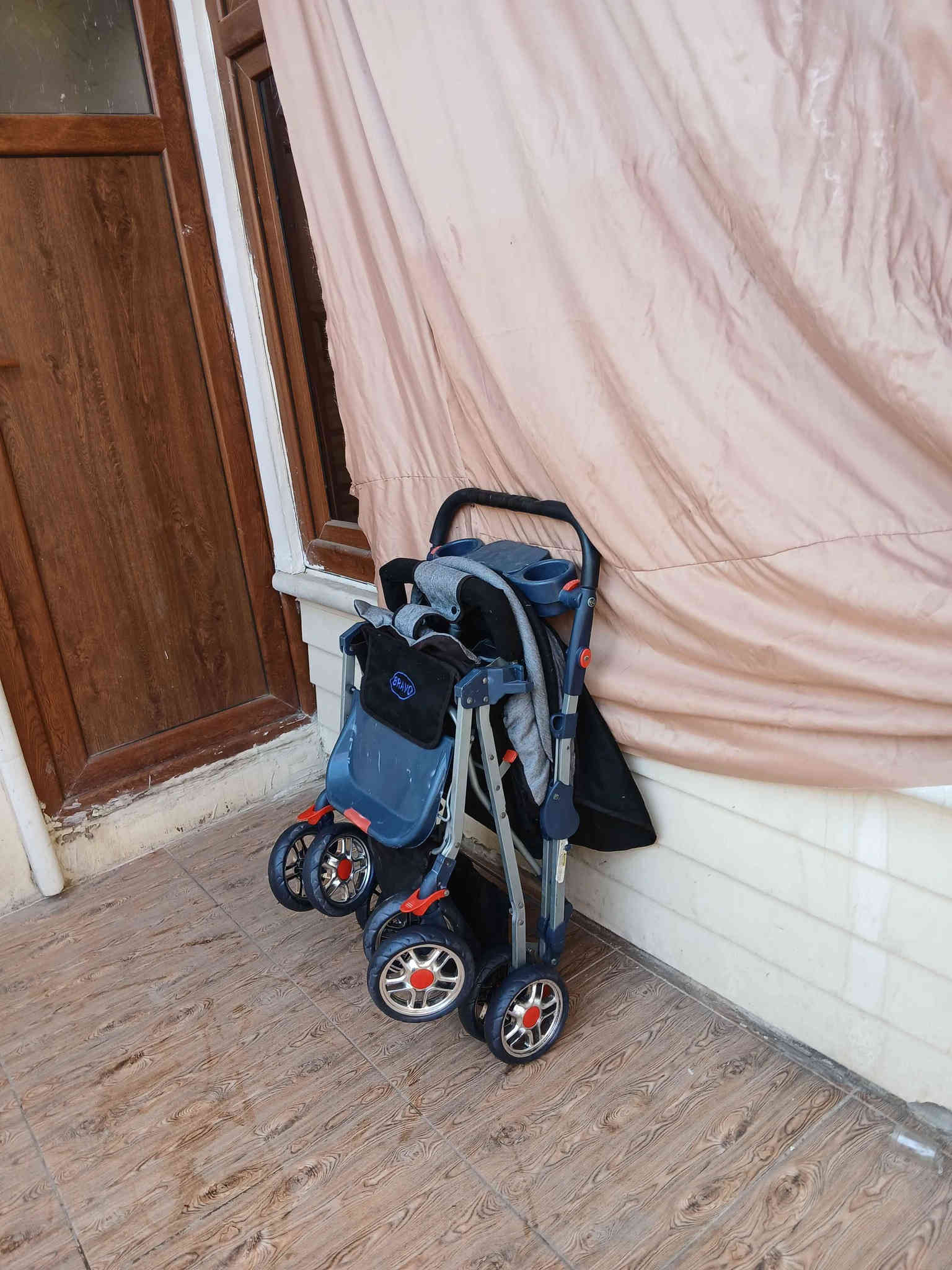 عارەبانەی مناڵان زۆر تازەیە و پاک و جوان و بێعەیب 8 تاییە،  کورسیەکەی پاڵ ئەخرێ بۆخەوتن و تەواوتەختەکرێێێێ
، قایشی بەستنەوەی هەیە ،مێزی پێوەیە لای دایکەکە ،  ژێری پێوەیە بۆشت هەڵگرتن
،  تایەو ئیسۆپی زۆر مەزبوتەو بچوک ئەکرێتەوە بۆناوسەیارە، 
سعری زۆر گونجاوەو سعری  35 هەزارە کۆتای
سلێمانی ، گەیاندن هەیە*********** السليمانية
