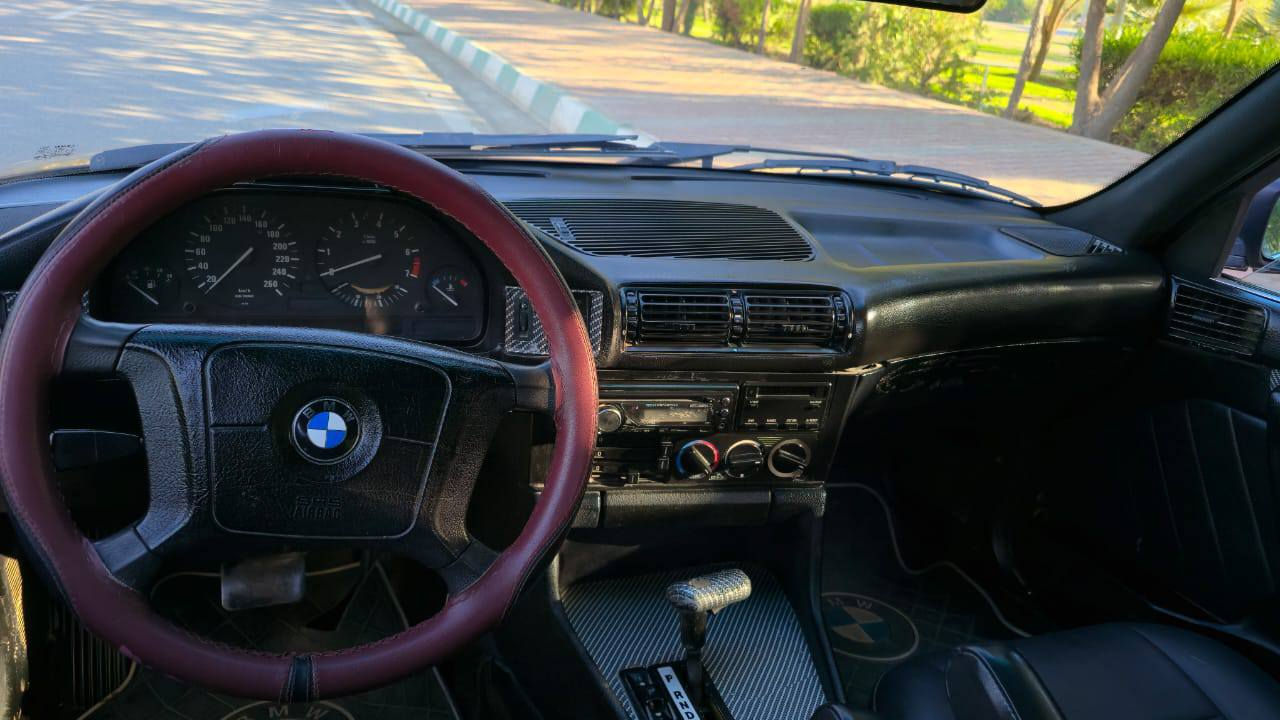 BMW مۆدێل ١٩٩١ مەکینە کەبس ٥۲٥ گێر ئۆتۆماتیک گێروومەکینەی بێ عەیب  و تەبرید ساردو گەرم لەسەر سویچ هەمووگیانی مەزبووە چوار تایەی تازەی لەژێرە پێشوو دوای  تەقەورەقەی نییە سەیارەکە پاک و جوانە و سبوغ کراوەتەوە لەسەر ساغی و بێ لێداراوی ڕەنگی سەیارەکە مێوژییە ( عەنەبی )  رەقەمی سلێمانییە تازەیەو تەحویل و غەرامە بەشەرت 
***********
