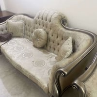 تخم قنفات مصري نظيف جدا.  مع ميز طعام ٦ كراسي كامل مع الطبلات   متكون ...