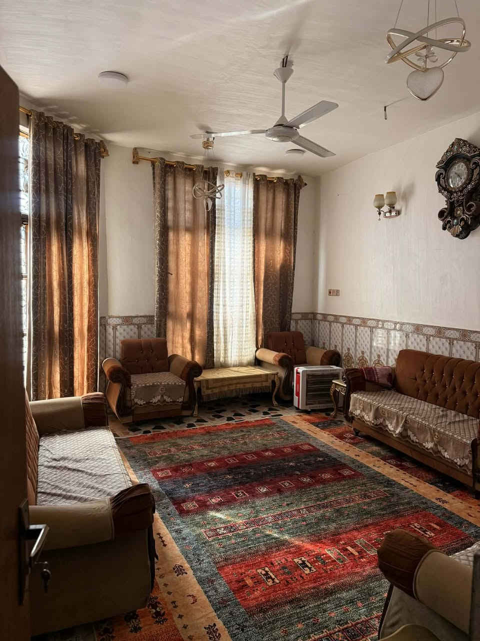 السلام عليكم دار البيع  زراعي رسمي ٢٥حتى صاحب الأرض موجود نفسه شخصيا مساحه 180متر النزل 8 طابقين الأول استقبال ومطبخ وصاله جبيره هاي وغرفتين نوم هذا الأول السكف صب كونكريت كامل مكمل كله سيراميك بس هذا ساندويش الطابق الثاني الطابق الاول صب مي مجاري كهرباء خطين بي التقاطع خلف أفران الخفاجي أي نقص ماي مايي كبل يجي ينزل بي البناء بلوك قرب التقاطع خلف فرن ابو عباس االخفاجي بل ضبط البيت اي نقص ما بيه الاخر حبابه السعر 52وبيه مجال الشراي  رجاء مو شراي لا تراسل وتصل رجاء يراسني أو تصال وتساب أو تصال الهاتف ***********
