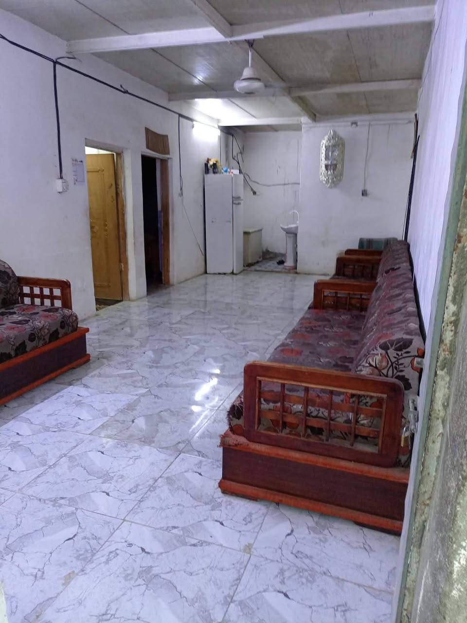 بيت كامل للبيع بي غرفتين ومطبخ وحمام وهوال ومضيف كامل للبيع سقف سندويج للبيع البيت مستعجل عله بيعته امانت الله عدي مريض رياده ب 25 قفل لا ن كلش مستعجل علي رغمي اتصل وبي وتساب ***********
