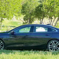 شۆفرلێت مالیبۆ : مۆدێل  2022 رەنگی رەشی درۆزنە دووپارچەی رەشە دەرگای س...