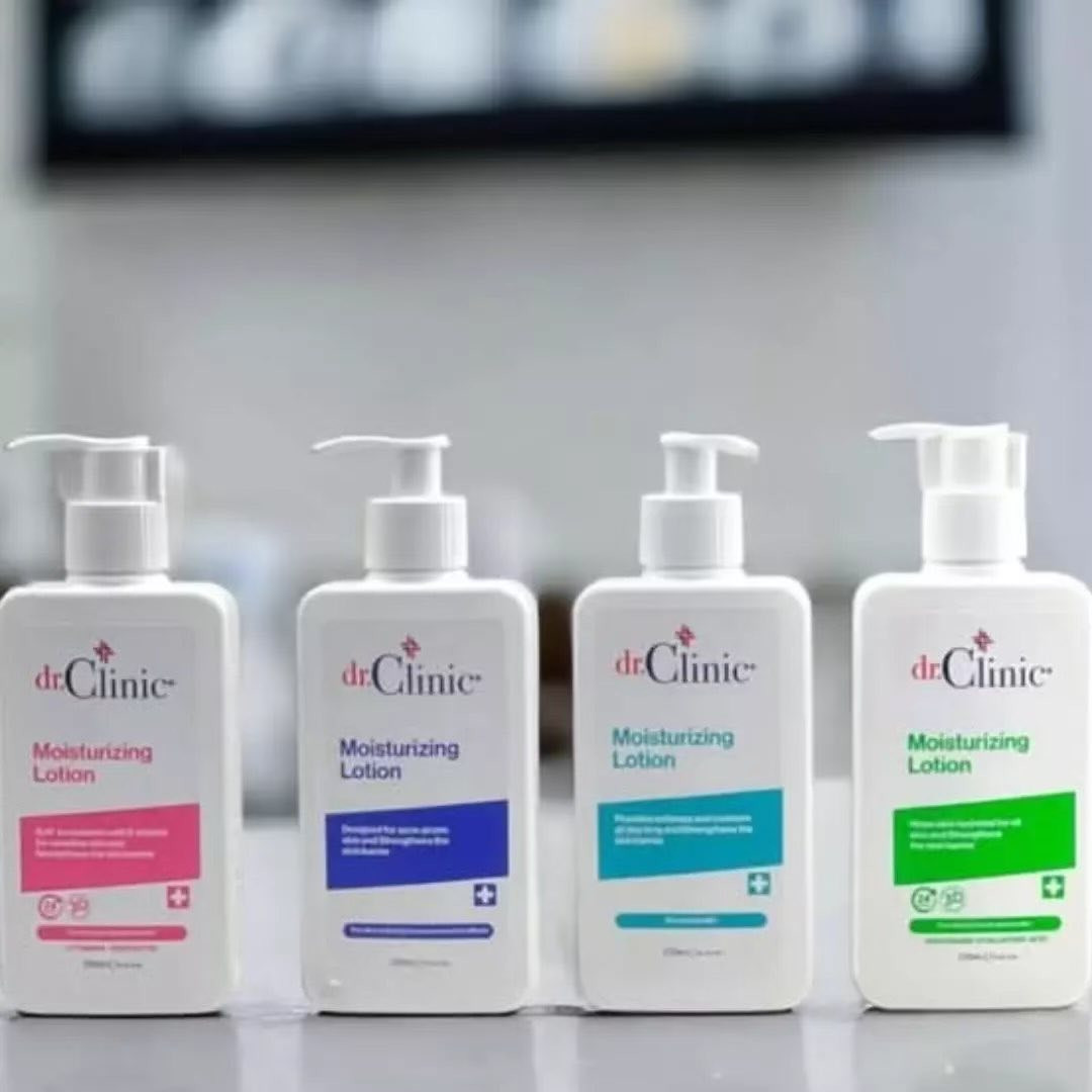 🌟 الجديد من dr.Clinic: ثورة البريبوتيك لحماية بشرتك! 🌟
هل تبحثين عن سر البشرة الصحية والمشرقة طوال اليوم؟ لوشن البريبوتيك من dr.Clinic ليس مجرد مرطب عادٍ، بل هو خط الدفاع الأول لتقوية حاجز بشرتكِ الطبيعي بفضل تركيبته الخفيفة سريعة الامتصاص والغنية بأقوى المكونات الطبيعية.
لقد صممنا 4 أنواع مخصصة لتلبي احتياجات بشرتكِ تماماً:
💖 1. اللوشن الوردي: غسول وتغذية فائقة
(للبشرة الجافة والحساسة)
شعاركِ البيعي: "وداعاً للجفاف والتهيج، مرحباً بالنعومة المخملية!"
أبرز الفوائد: مغذٍ ومطب عميق، يهدئ التهيج فوراً، ويقوي حاجز البشرة الحساسة.
 المكونات السحرية: حمض الهيالورونيك (لترطيب مضاعف)، فيتامين E (لمحاربة الأكسدة)، زيت اللوز، وزيت البابونج المهدئ.
🩵 2. اللوشن الفيروزي: ترطيب ثلاثي الأبعاد
(للبشرة العادية)
شعاركِ البيعي: "نعومة مرنة ورطوبة تدوم طوال اليوم!"
أبرز الفوائد: يمنح بشرتك قواماً خفيفاً سريع الامتصاص، ويوفر ترطيباً مستمراً ثلاثي الأبعاد ليحافظ على نضارة البشرة الطبيعية.
 المكونات السحرية: حمض الهيالورونيك، زيت اللوز المغذي، وزيت البابونج النقي.
💙 3. اللوشن الأزرق الداكن: العناية المركزة (للبشرة المعرضة لحب الشباب وآثاره)
شعاركِ البيعي: "بشرة صافية، محمية، وخالية من العيوب!"
أبرز الفوائد: صُمم خصيصاً لمكافحة مشاكل حب الشباب ومعالجة آثاره، مع توفير ترطيب خفيف لا يسد المسام ويقوي مناعة الجلد.
 المكونات السحرية: مدعم بحمض الهيالورونيك، زيت البابونج، وزيت اللوز لتهدئة البشرة المتهيجة وتجديد خلاياها.
💚 4. اللوشن الأخضر: التوازن المثالي (للبشرة الدهنية والمعرضة لحب الشباب)
شعاركِ البيعي: "انتعاش دائم وإشراقة صحية بدون لمعان مزعج!"
أبرز الفوائد: يوازن إفرازات الدهون والزيوت الزائدة، يعزز رطوبة البشرة بدون ملمس دهني، ويمنحها مظهراً حيوياً ومشرقاً.
 المكونات السحرية: الشاي الأخضر (المضاد للبكتيريا وتنظيم الدهون)، حمض الهيالورونيك، زيت اللوز، وزيت البابونج.
✨ لماذا تختارين لوشن البريبوتيك من dr.Clinic؟
 تركيبة البريبوتيك المتطورة: تغذي البكتيريا النافعة على الجلد لحمايته من العوامل الخارجية.
 سريع الامتصاص: قوام خفيف جداً يمتصه الجلد في ثوانٍ دون ترك أي أثر لزج.
 حجم مثالي: عبوة 250 مل تكفي لاستخدامك اليومي الطويل.

📌 للطلب أو الاستفسار، تواصل معي خاص 📥🛍️📦🛒"

 ☎️  واتساب ***********

⁠#عناية_بالبشرة⁠ ⁠#روتين_العناية⁠ ⁠#بشرة_صحية⁠ ⁠#بشرة_دهنية⁠ ⁠#بشرة_جافة⁠ ⁠#ترطيب_البشرة⁠ ⁠#حب_الشباب⁠ ⁠#نضارة_البشرة⁠ ⁠#جمالك⁠ ⁠#بلوجرز_مكياج⁠ ⁠#خلطات_عناية
