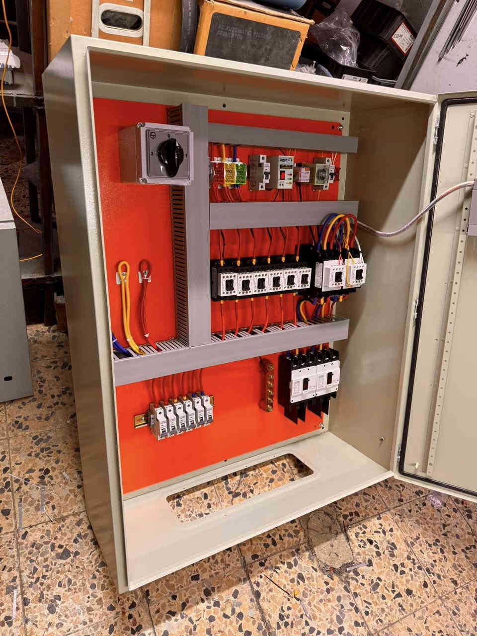 ⁨ الحمد لله 
تم اكمال لوحة سيطرة ATS 
ابعاد البورد 1000*800*250 
مرحلتين وطني + مولد ديزل 
اما الخروج عله ست كونتكترات لاجل سبالت سنكل 
بإشراف المهندس حسين علي 
لصناعه البوردات الكهربائية بشكل احترافي 
البصرة-***********
#كهرباء #العراق #basra #آلبصرة #cotrol #بغداد #اكسبلور #كربلاء #دوائر_كهربائية #تايمر_كهربائي #مهندسين #كهربائي #electrical #engineer #power⁩
